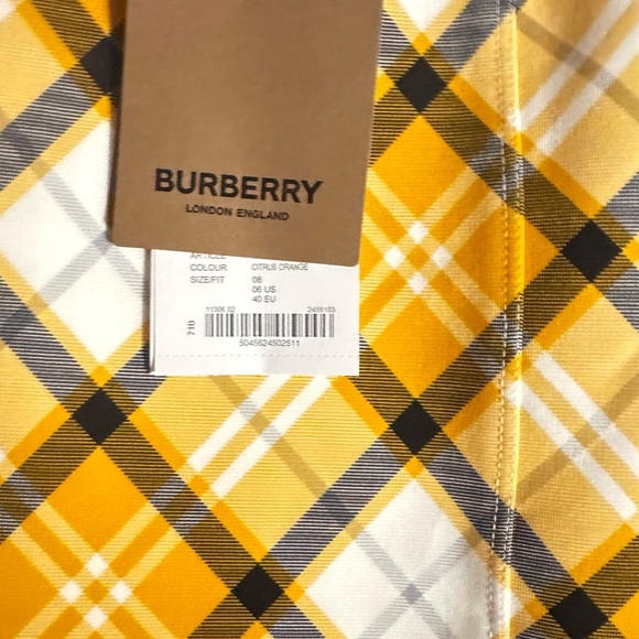BURBERRY 
Check Print/Stretch Pencil Skirt
Women’s size 6 - Picture 4 of 9